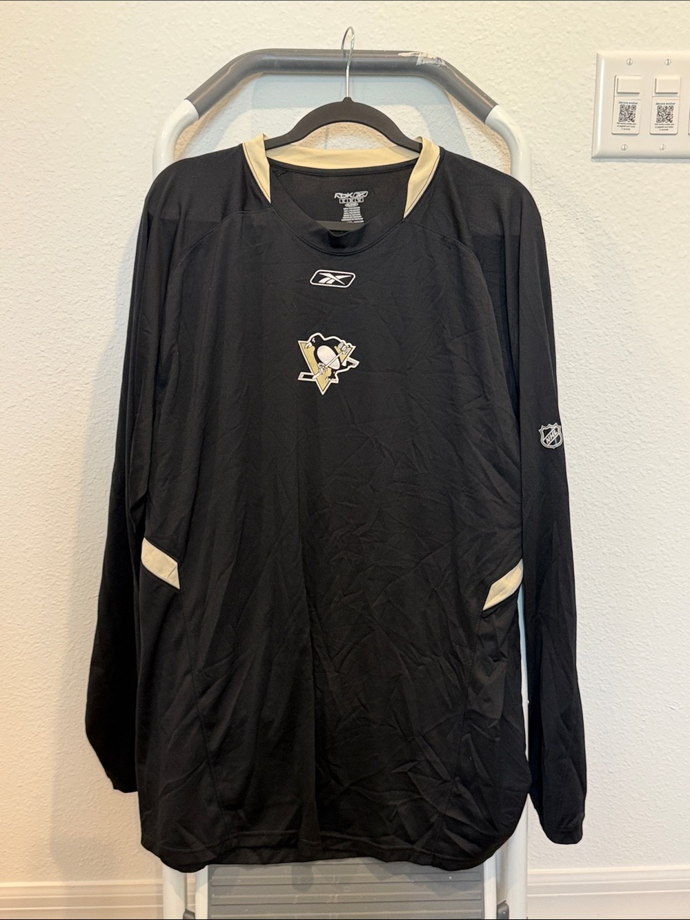 Reebok Black and Cream Pittsburgh Penguins Pullover Training Top